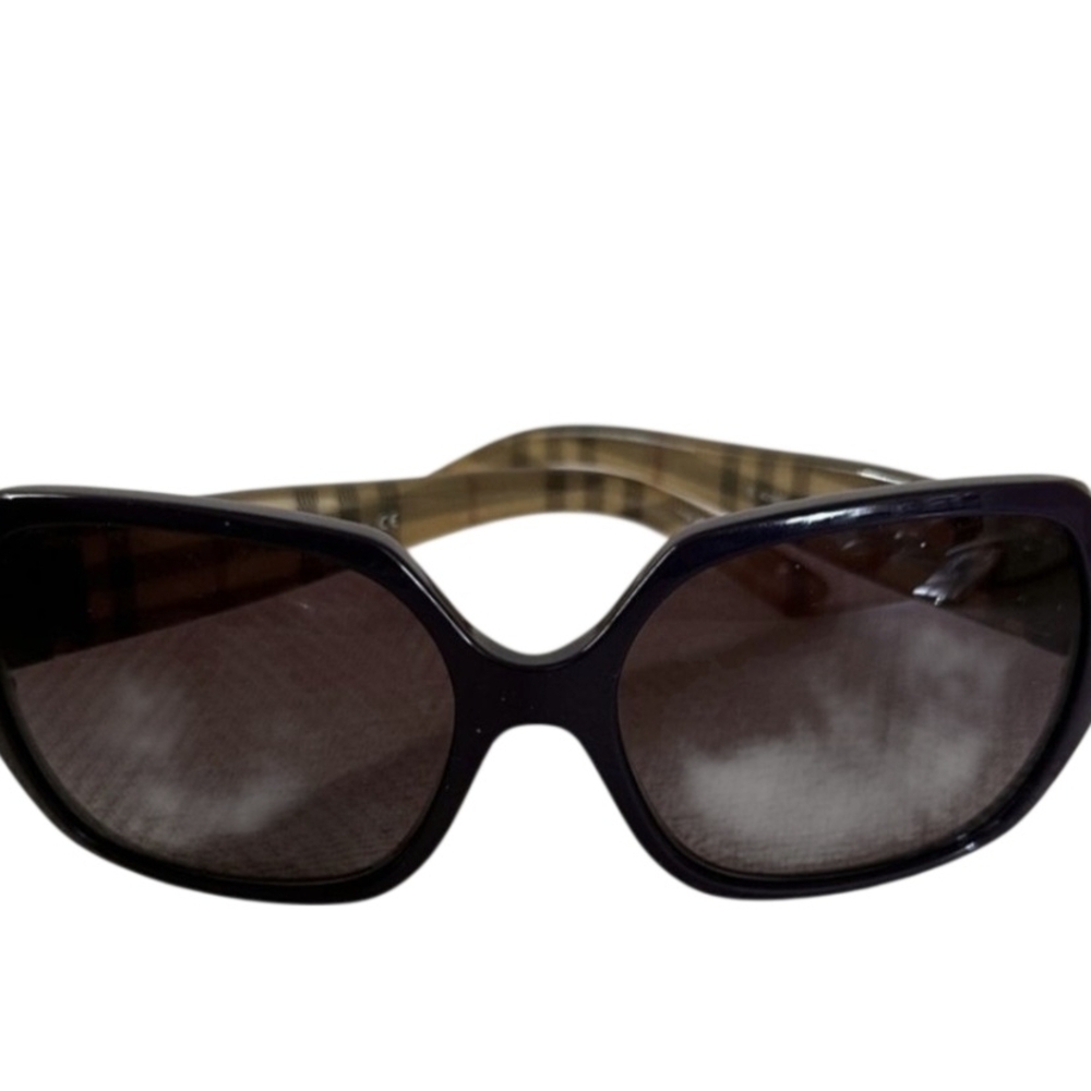 Burberry Elegant Black and Tan Sunglasses With Case